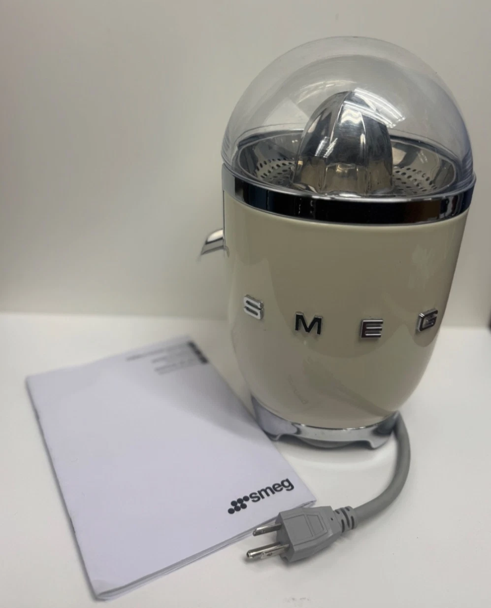 SMEG 50'S RETRO STYLE ELECTRIC JUICER IN CREAM - DEMO MODEL / SCJ-C04