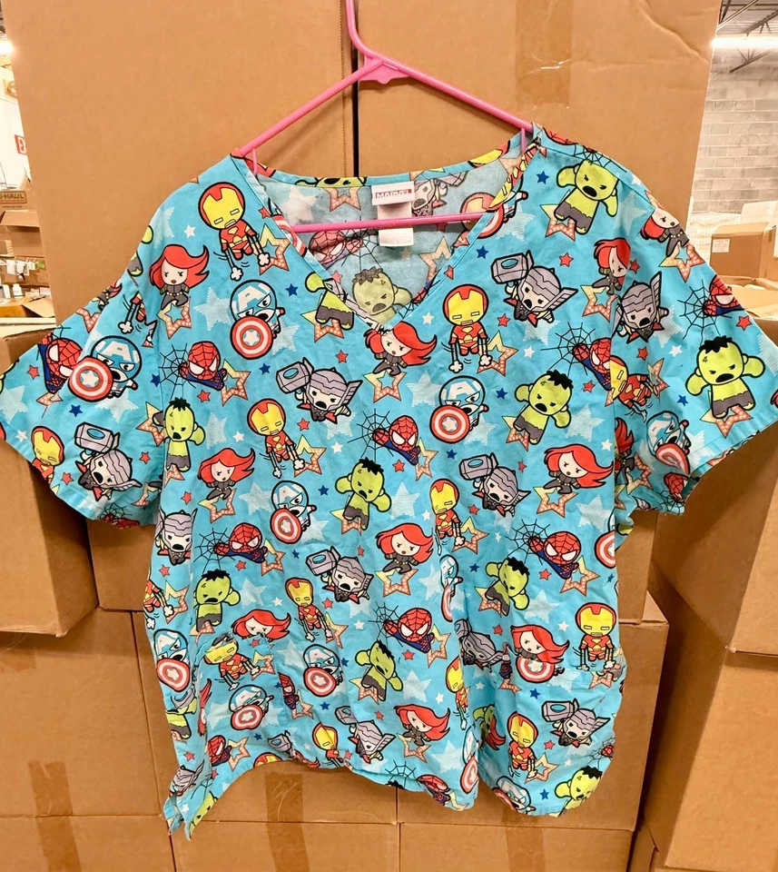 Blusa Médica Marvel 3XL - Estampado Colorido de Superhéroes - Unisex Foto 3 de 3