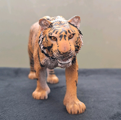 SCHLEICH 14318 Tigerin - Handbemalte Spielzeugfigur, Detailreich, Für Kinder Ab 3 Jahren