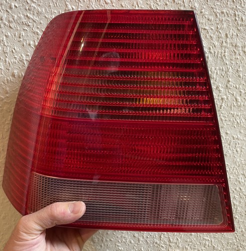 VW Bora Limousine Rücklicht Rückleuchte Heckleuchte 1J5945111 links 1J5945095AA