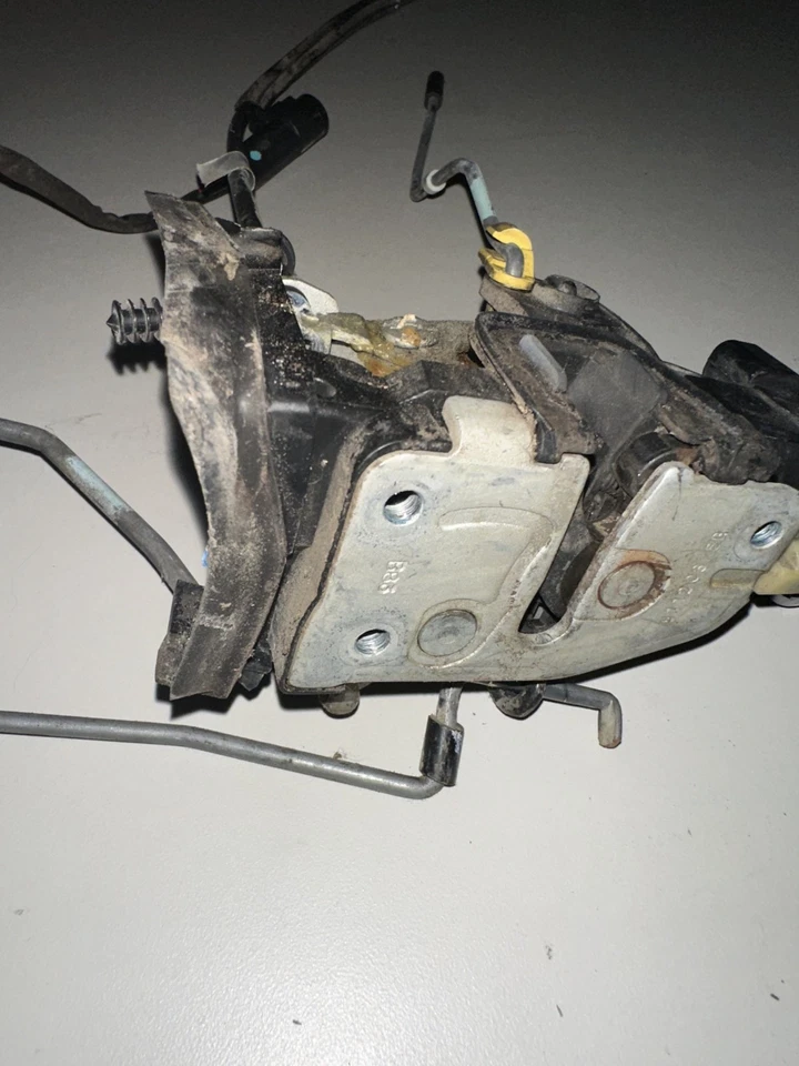 05-09 Ford Mustang Driver Cerradura Puerta Izquierda Pestillo Actuador Fabricante de Equipo Original con Cerradura Foto 2 de 4