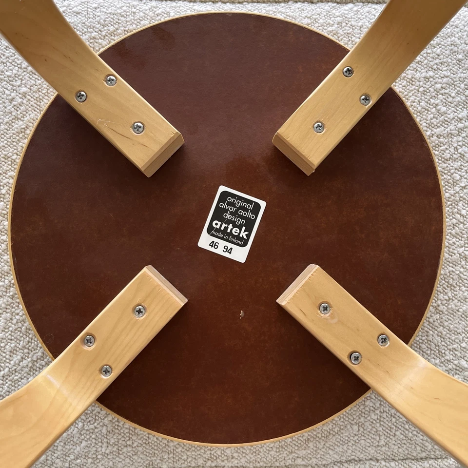 Taburete Alvar Aalto años 90 de colección e60 abedul/tapa blanca hecho en Finlandia por Artek $425 Foto 3 de 4