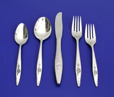 ONEIDA ONEIDACRAFT DELUXE - LASTING ROSE - 5 PIECE PLACE SETTING - STAINLESS