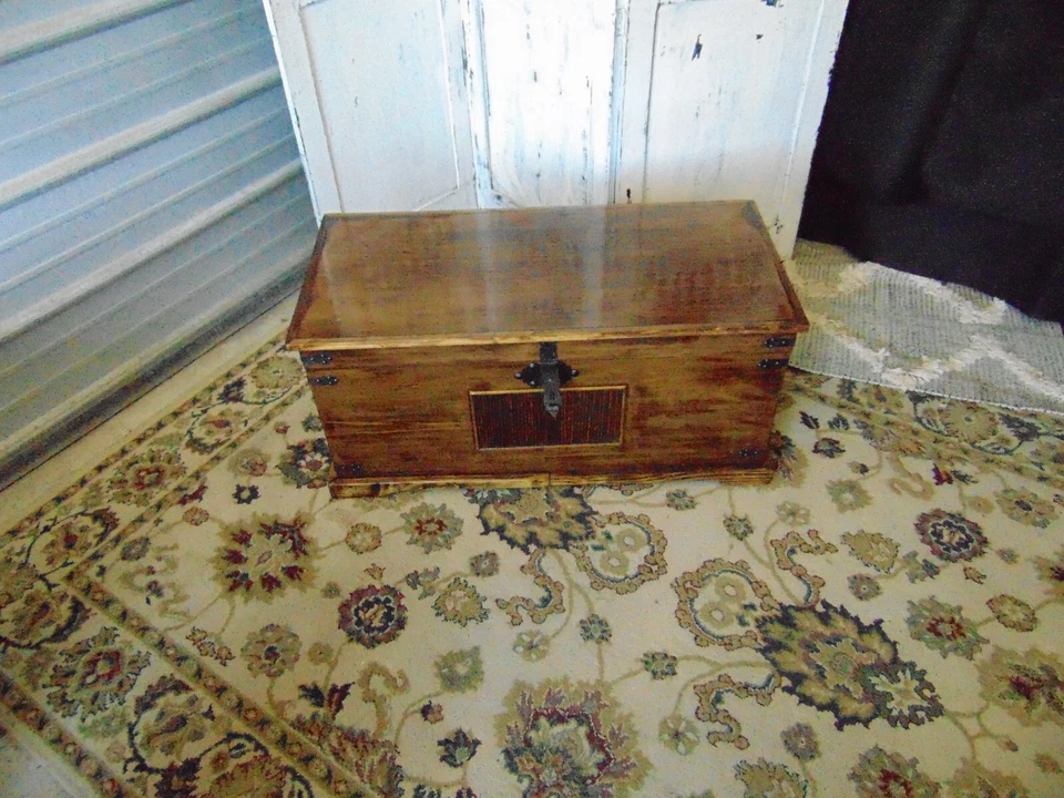 Baúl de almacenamiento vintage con detalles de hierro ha sido completamente restaurado. Foto 3 de 4