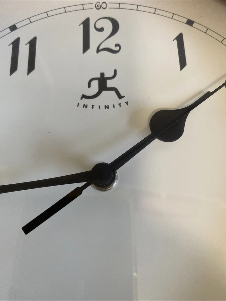 Reloj de Pared de Madera Infinity 11" - Acabado Ligero, Marco de Junta de Dedo, Cara de Cristal Foto 2 de 4