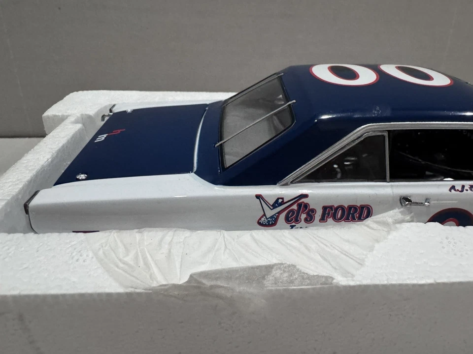 1965 AJ Foyt #00 Vel’s Ford Galaxie 1:24 University of Racing Diecast NASCAR - Image 3 of 4