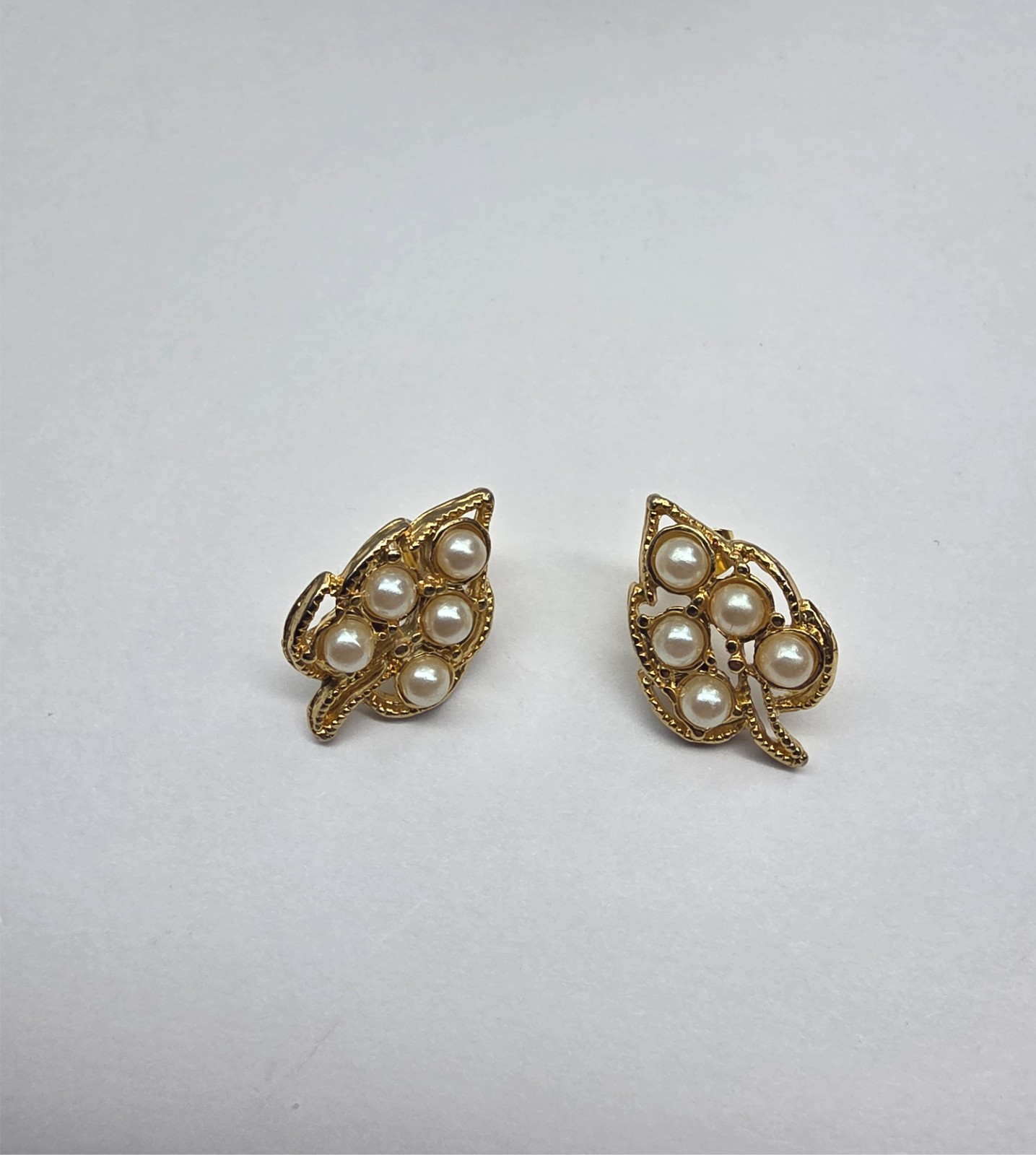 Off White Faux Pearl Gold Tone Metal Leaf Pierced Earrings Vintage thumbnail 2