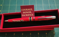 Pluma tributo bombero sacrificio honor coraje honor - regalo patriótico del departamento de bomberos