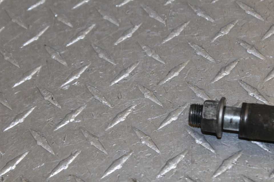 1985 KAWASAKI ELIMINATOR 900 ZL900A FRONT WHEEL RIM AXLE PIVOT BOLT - Изображение 2 из 4