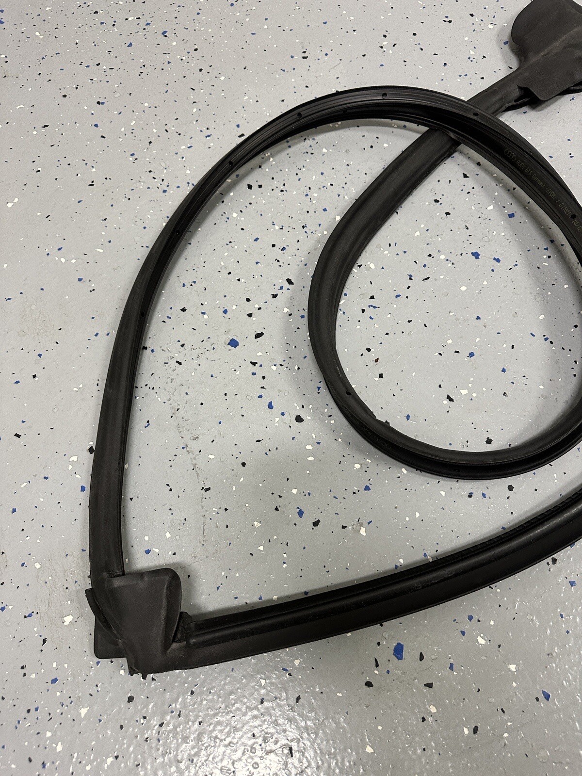 08-15 Audi R8 Right Passenger Door Weather-Strip Molding- Audi (420-837-912)