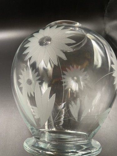 Large Clear Glass Flower Vase W/ Etched Sunflowers - Picture 8 of 10