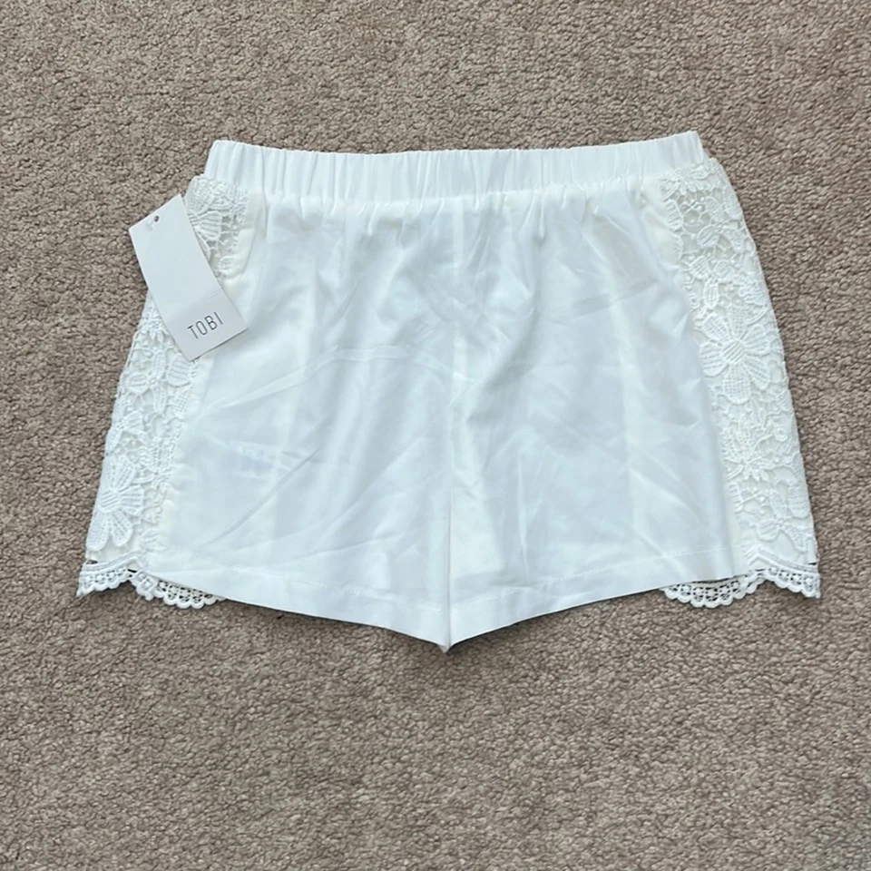 NWT Tobi White Crochet Floral Detail Stretch Waistband White Shorts Size Small - Image 3 of 4