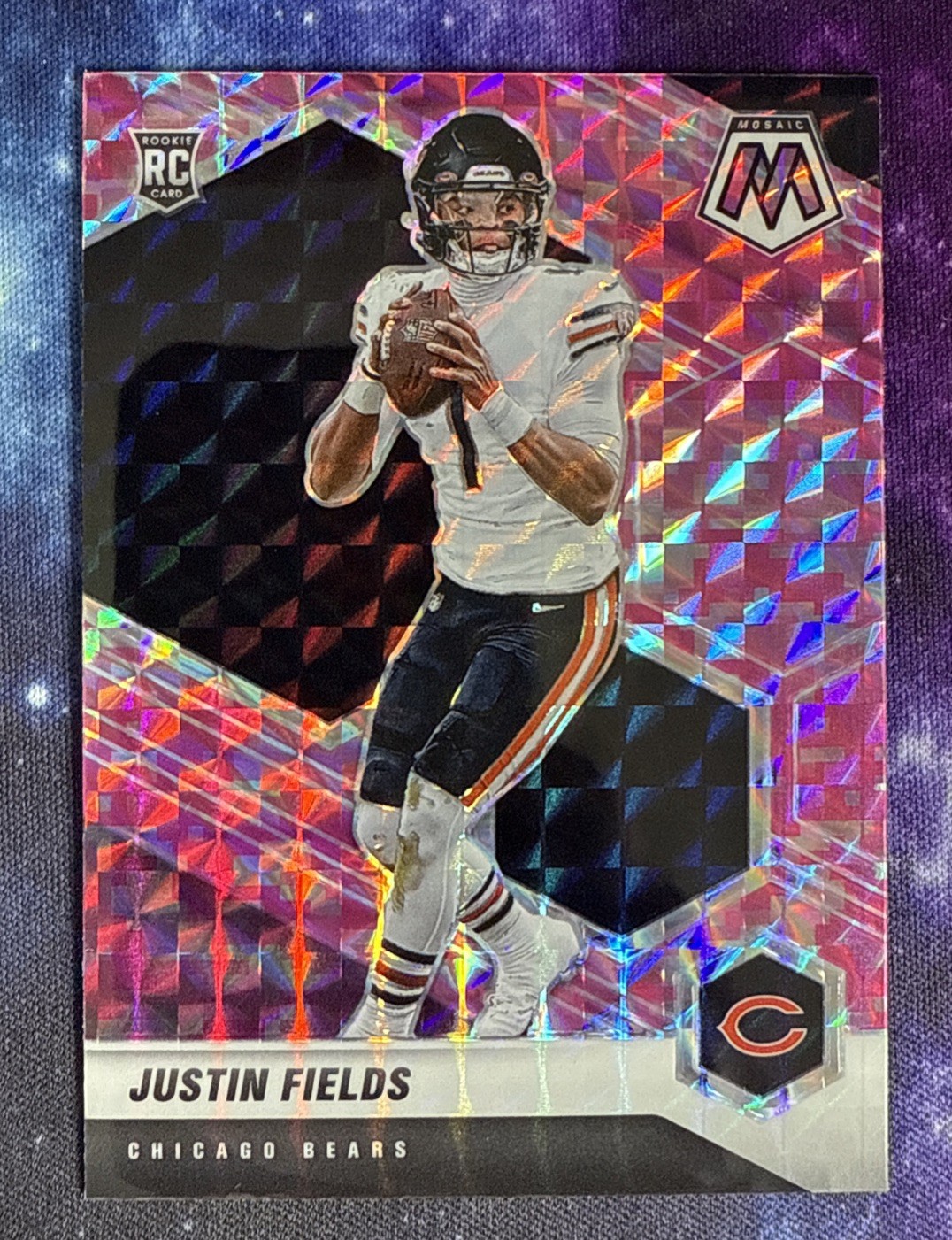 2021 Panini Mosaic - Rookies Justin Fields #304 Camo Pink Mosaic Prizm (RC)