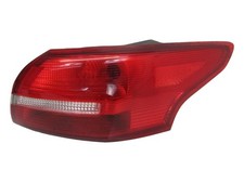 Rückleuchte Rücklicht aussen rechts passt für FORD  FOCUS III STUFENHECK 2.0L