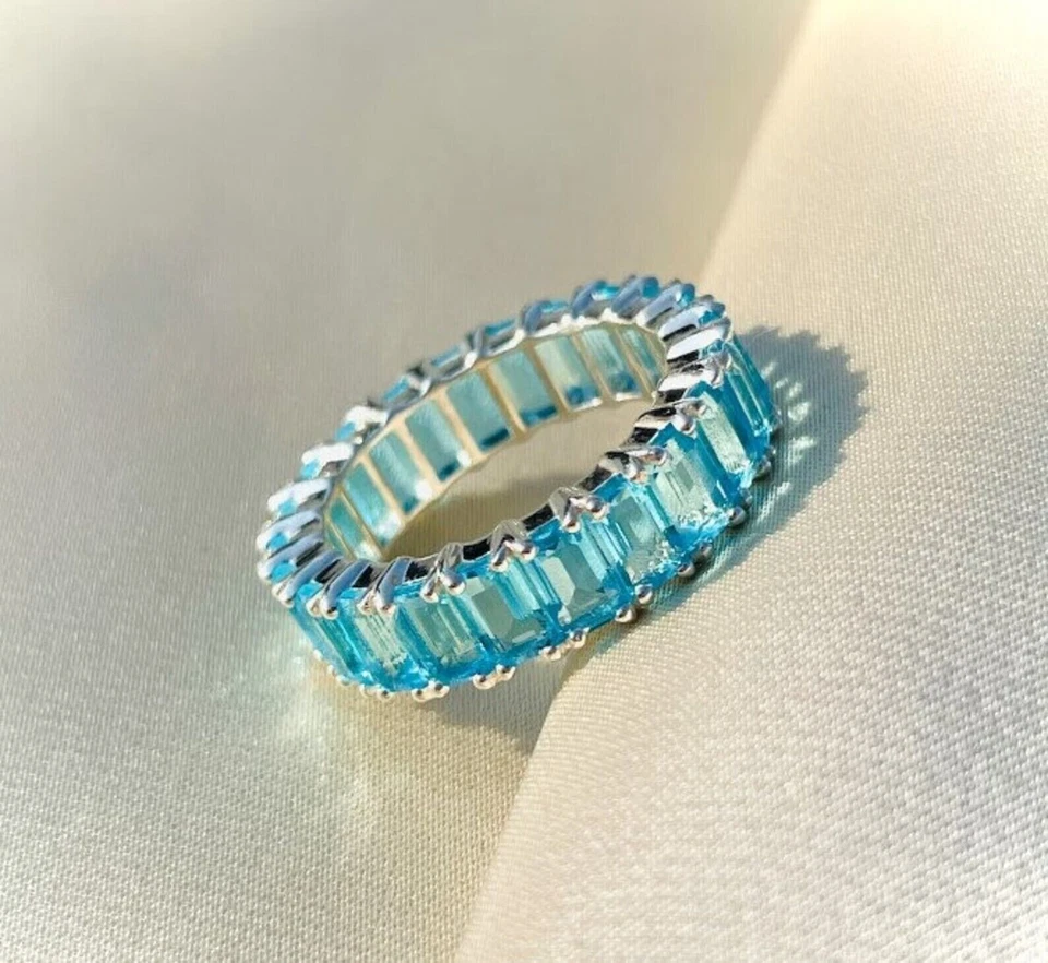 Alianza de boda enchapada en oro blanco de 14 quilates con topacio azul simulado corte esmeralda de 2,5 quilates Foto 4 de 4