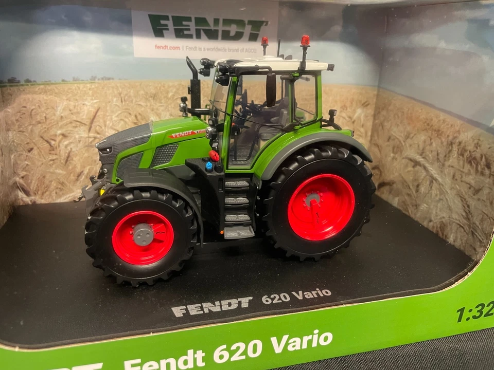 UNIVERSAL HOBBIES 6666 1:32 SCALE FENDT 620 VARIO TRACTOR - Image 2 of 3