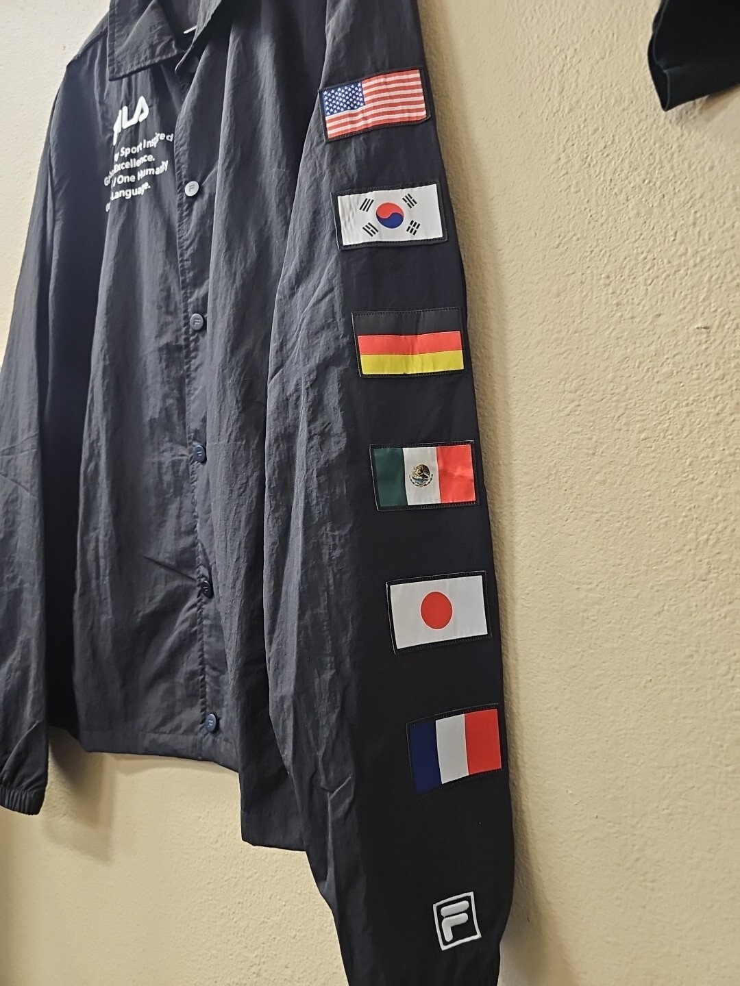 Fila Giacca a vento nera con toppe mondiali e bottoni completi da uomo taglia 2XL