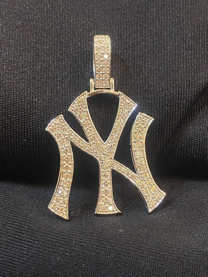 Colgante personalizado de diamantes creados en laboratorio de corte redondo de 3 quilates enchapado en oro blanco de 14 quilates de Nueva York para hombre Foto 4 de 4