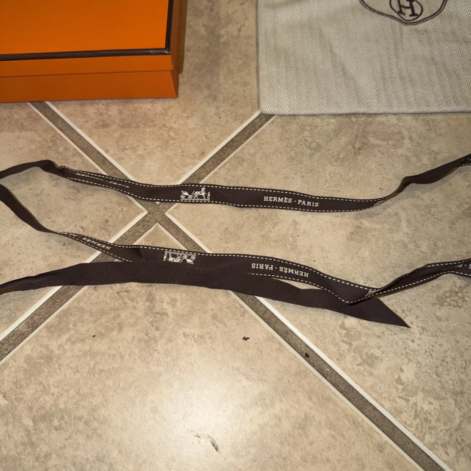 Auténtica caja Hermes 8x8x2,5 un cordón y una pequeña bolsa antipolvo 8x8 Foto 4 de 4
