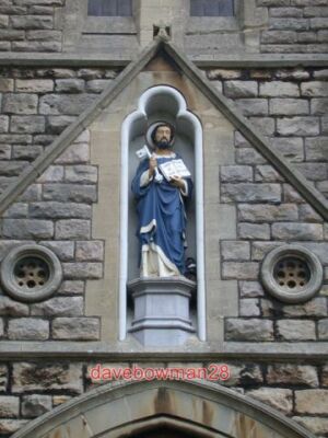 FOTO MARSCH ST PETERS KIRCHE DETAIL WIE IMMER DER APOSTEL WIRD GEZEIGT, DER DEN KE hält