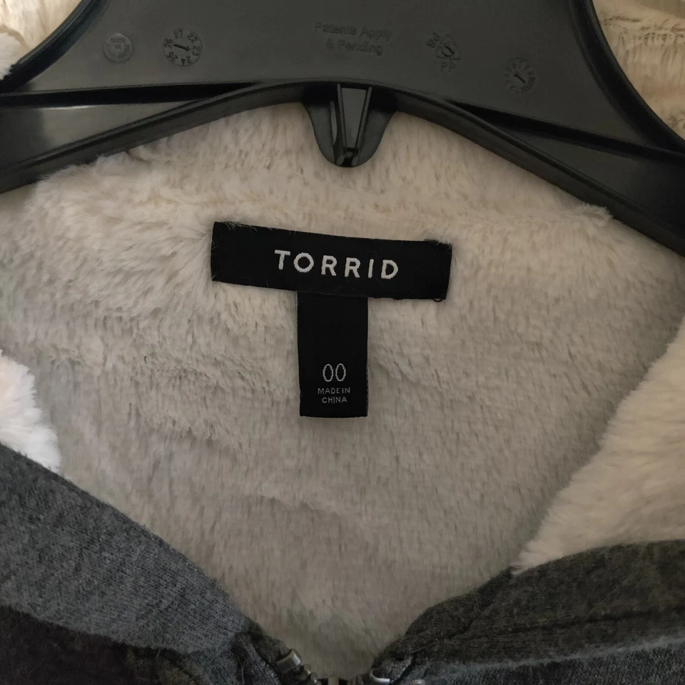 Torrid Heavy Winter Coat White Fur Hooded Zip Button Long Jacket Size 00 / M / L - Image 3 of 4