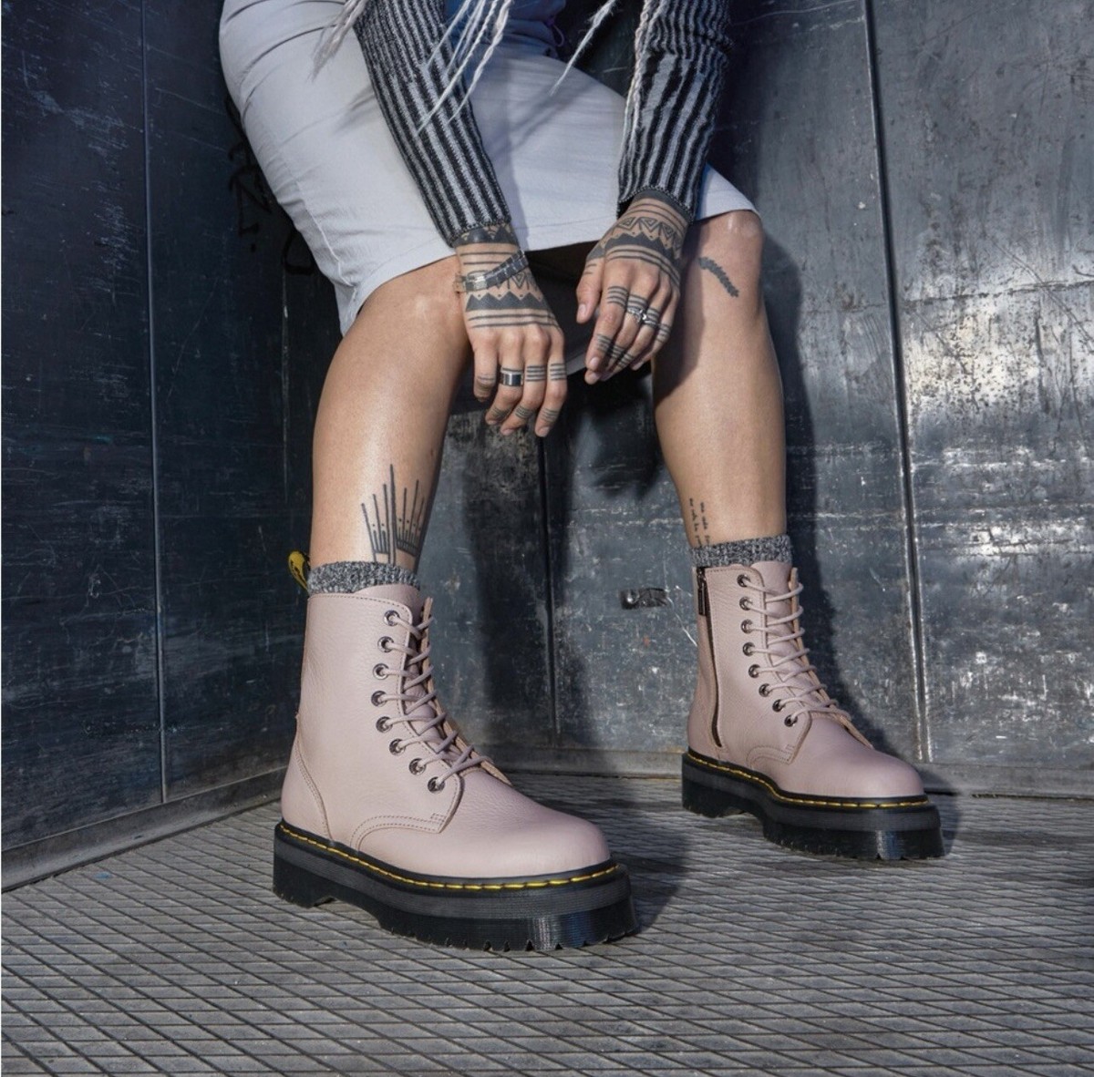 [Dr. Martens] Jadon III Pisa Leather Platform Lace-Up Boot with Zipper Jadon III Boot Pisa Leather Platforms in Vintage Taupe | Dr  main image 2