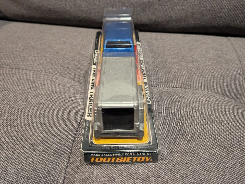 De colección 1970 U-Haul Tootsietoy sedán fundido a presión con juego de remolque U-Haul Trim Line Foto 4 de 4