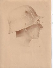 Foto - Soldat ? mit bemaltem ? Stahlhelm - ca. 1.WK