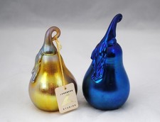 2 peras de vidrio artístico Lundberg Studio azul y dorado iridiscente firmadas y fechadas