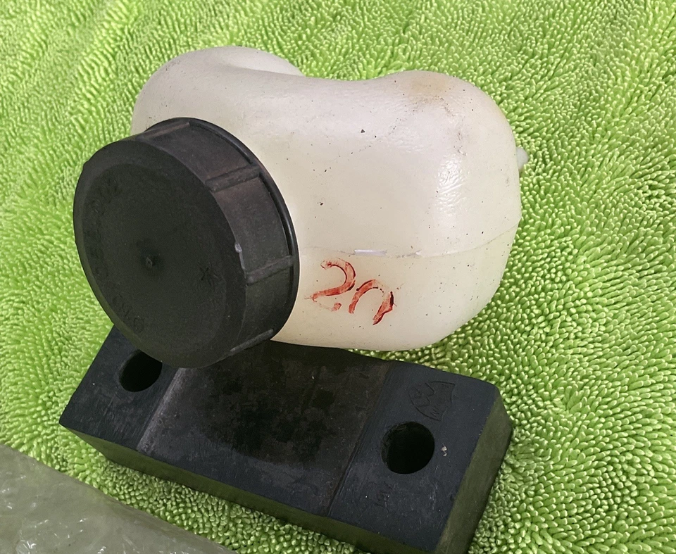 Depósito de líquido de frenos Fiat 128 OE-NOS (71 a 77) Foto 3 de 4