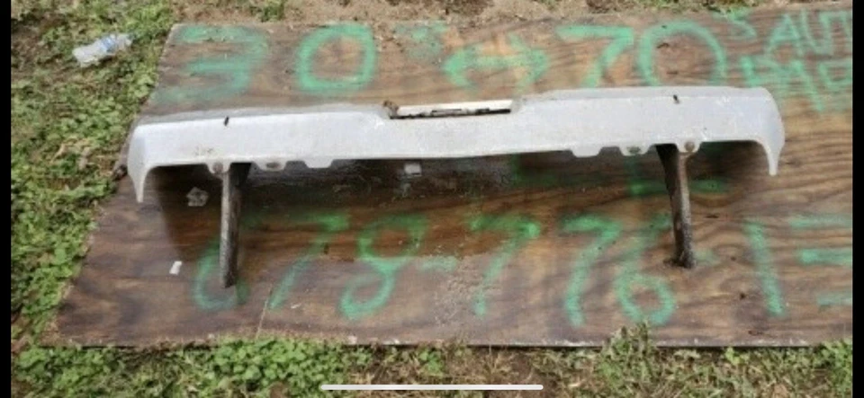 Parachoques trasero GTO 1969 con soportes Foto 2 de 4