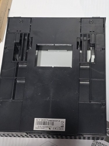 4 Pieces - Icy Dock MB741SP-B (3) ExpressCage & MB795SP-B (1) SATA SAS Enclosure - Picture 11 of 15