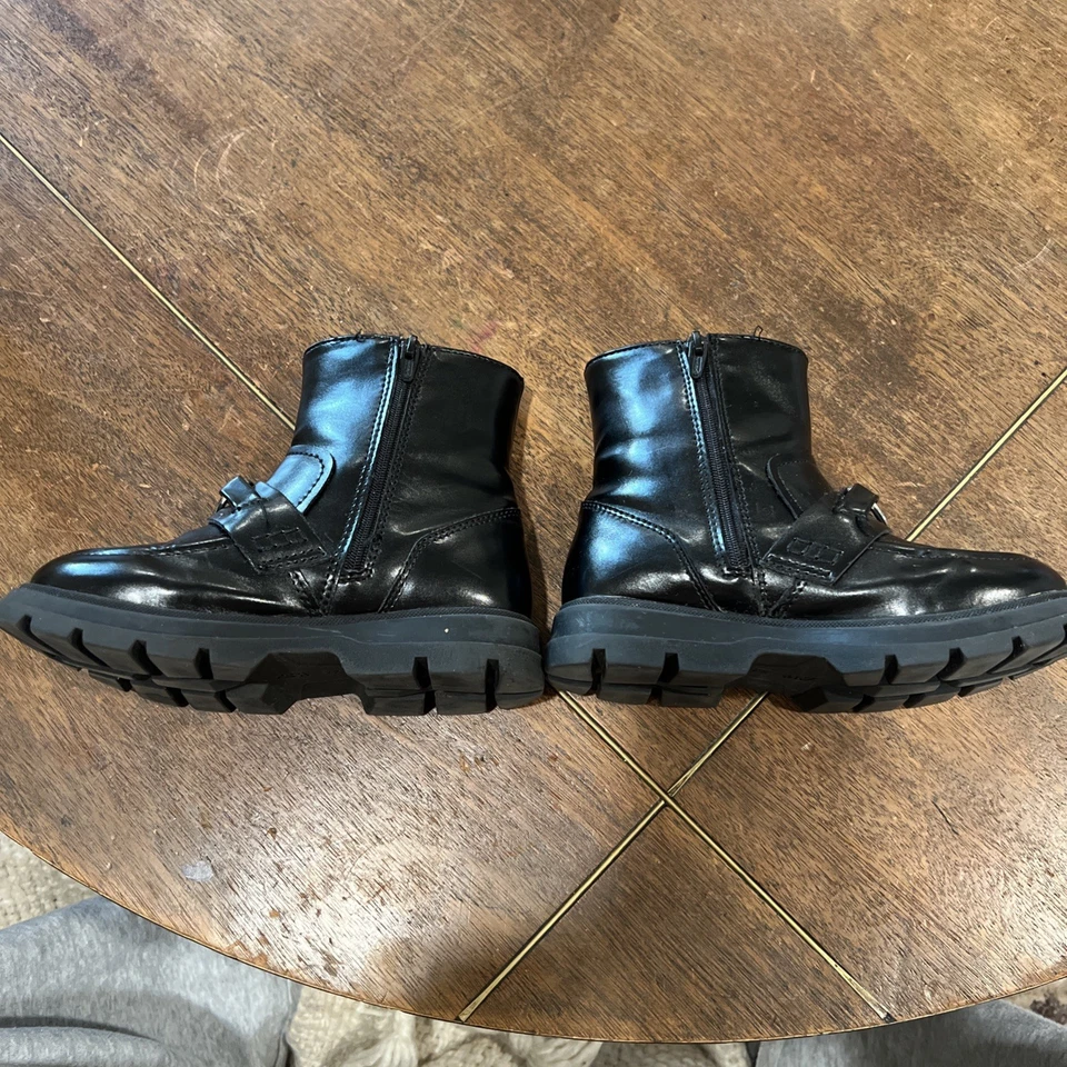 Adorables Botas Mocasines Zara Niñas Pequeñas Talla 27 Negras con Hebilla Corazón Foto 3 de 4