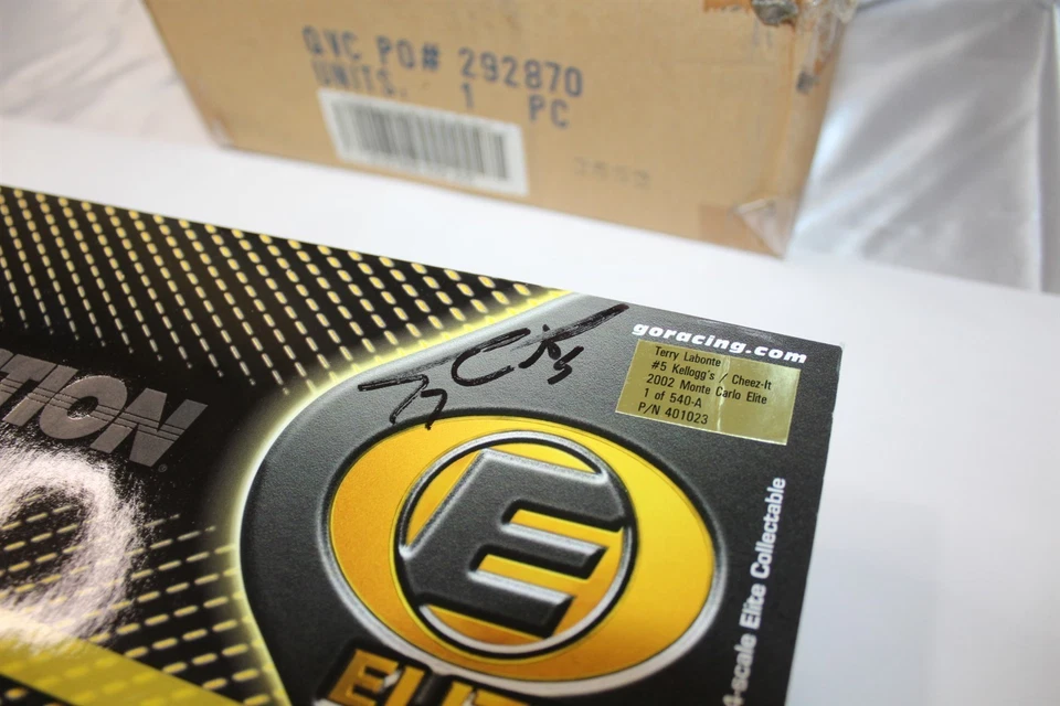 Acción RCCA Elite 1:24 Diecast NASCAR Cheez-It Caja Autografiada Terry Labonte Foto 3 de 4