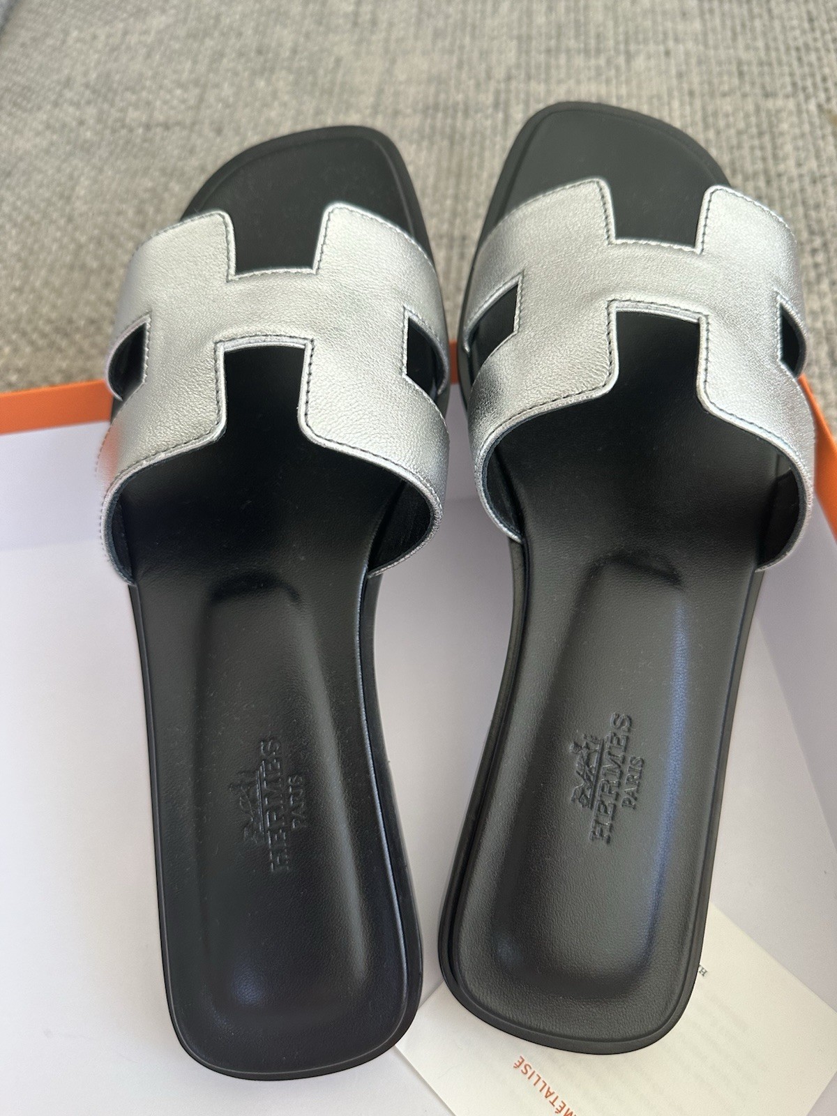 Size 38EU NEW in Box HERMÈS Gris Argenté Calfskin ORAN Sandals thumbnail 3