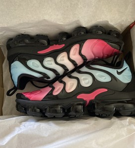 pink and black vapormax plus