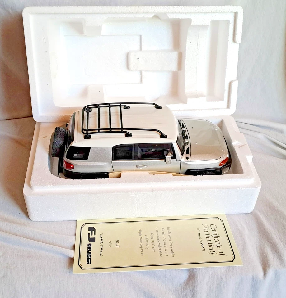 TOYOTA FJ CRUISER 2007 1:18 AutoArt, silver, come nuovo/ as new - Immagine 3 di 4