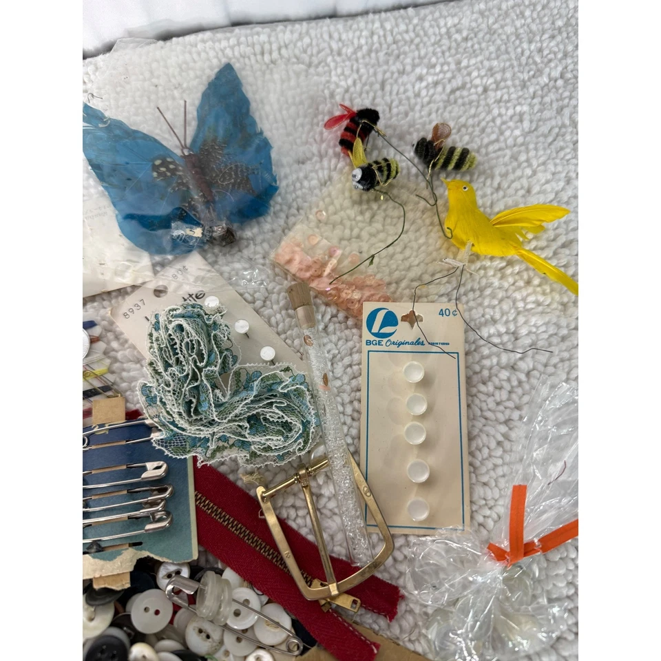 Vintage Button Assortment Craft Sewing Supplies Mixed Lot Buttons Snaps 1lb 12oz - Image 3 of 4