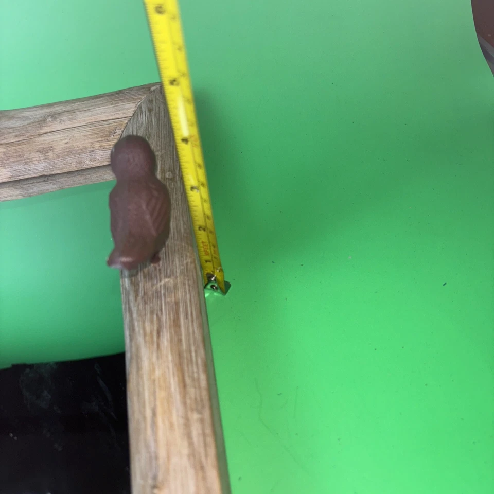 Espelho suspenso quadrado madeira marrom 12 pol. com 2 pássaros de metal para pendurar - Imagem 4 de 4