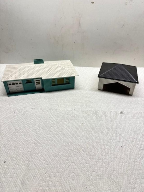 PLASTICVILLE RANCH & GARAGE 1603 100 HOUSE FOR LIONEL & OTHER MODEL TRAIN LAYOUT