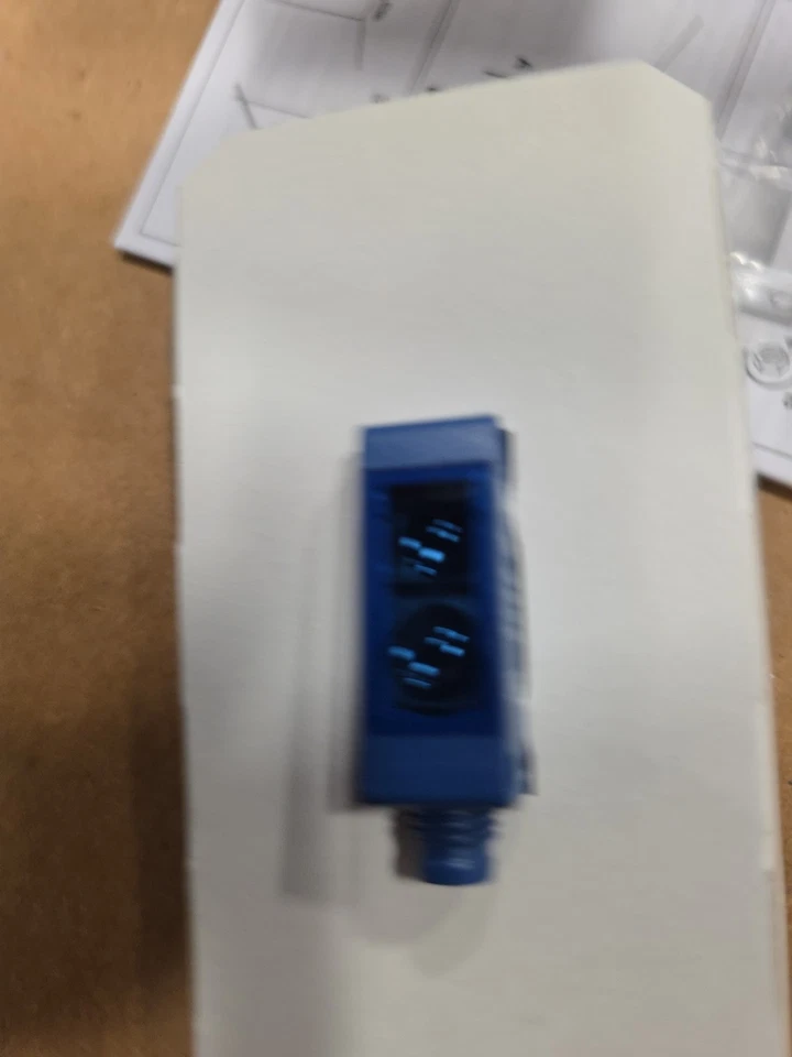 WENGLOR P1KH019 Reflex Sensor Lichtschranke 10-30 vDC NIB With Screws - Image 3 of 4