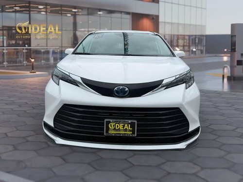 2025 Toyota Sienna LE Van 4D