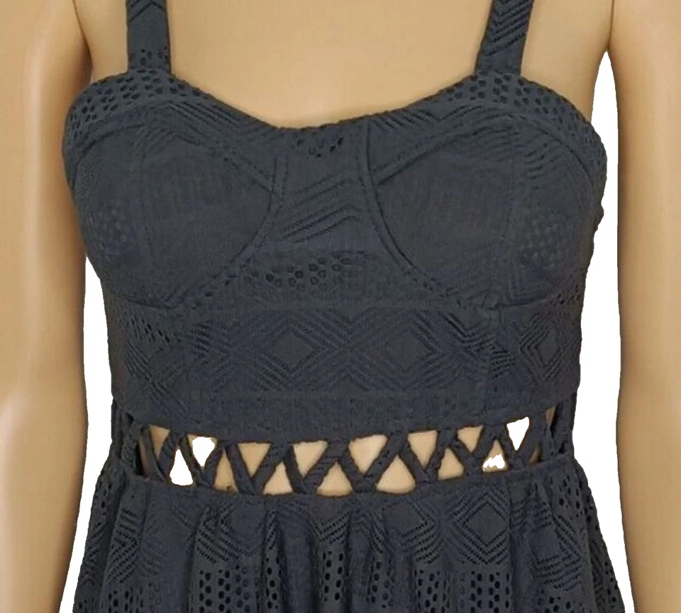 Vestido para mujer Xhilaration pequeño acampanado negro forrado mini vestido de fiesta con correa Foto 3 de 4