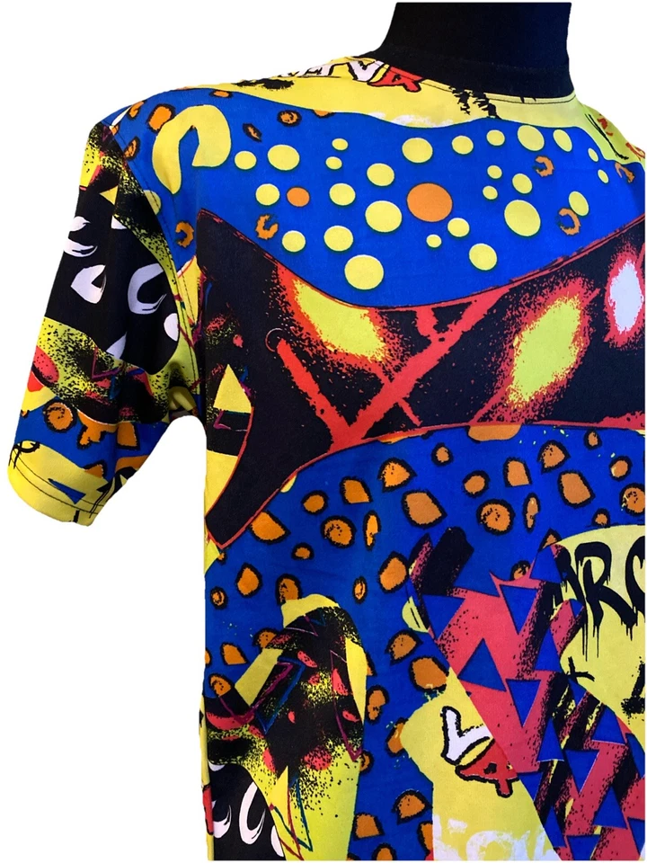 Camiseta grafite etiqueta azul real estampa colorida arte de rua urbana tamanho M - Imagem 2 de 4