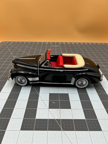 Universal Hobbies Eagle Collectibles 1:18 1941 Chevrolet Deluxe Convertible - Picture 3 of 5