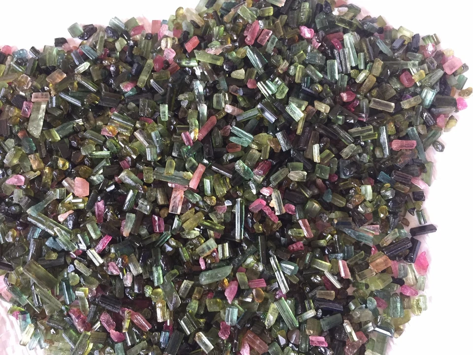 Forma de lápiz de turmalina múltiple natural áspera, piedra en bruto de turmalina múltiple Foto 2 de 4