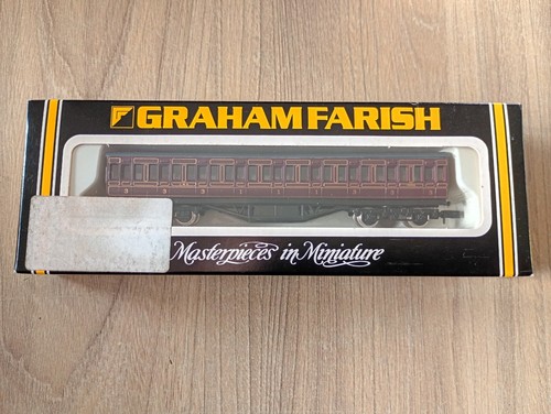 Graham Farish Spur N 0606 57ft Suburban LMS Crimson Lake Reisebus  | Zustand: New