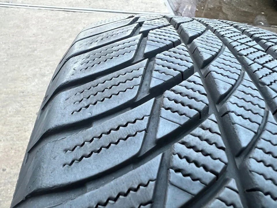 Winterreifen 225/60 R18 104H XL Bridgestone Blizzak LM001 RFT RSC * DOT18 7-7,7m - Bild 3 von 3