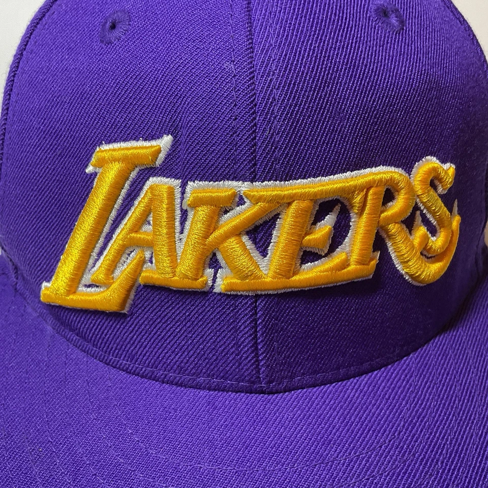 Boné/chapéu MITCHELL & NESS LA LAKERS ROXO E DOURADO AJUSTADO TAMANHO 7 BOM BONÉ. - Imagem 2 de 4