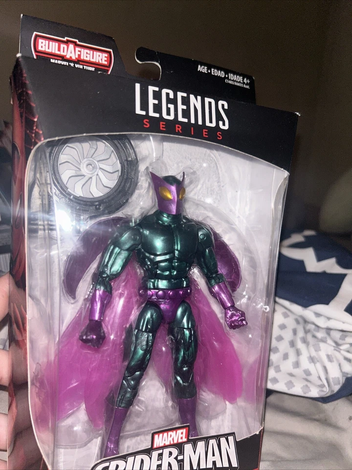 Figura de acción Marvel Legends Spider-Man Beetle Build Vulture's Flight Gear, 6 Foto 2 de 4